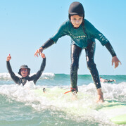 Udane wstanie na desce surfingowej.