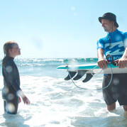 Tata surfer z córką surferką