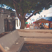 Przytulne bary tapas i wąska uliczka w Morro Jable