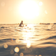 Mały surfer czeka na następną falę