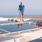 Obóz surfingowy z neutralnym dla klimatu zasilaniem energią dzięki własnemu systemowi fotowoltaicznemu