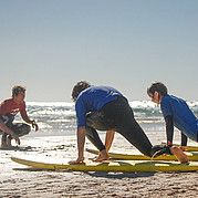 Take Off praktykę na lądzie w trakcie surfowania