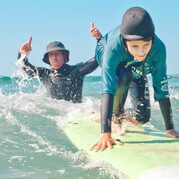 Nauka wstawania na desce surfingowej w wodzie.