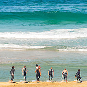 ćwiczenia kurs surfingu i wyjaśnienie na lądzie
