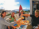 Uczestnicy Surf Camp zjeść śniadanie na balkonie