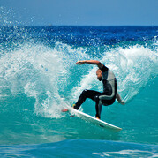 surfer wykonuje dynamiczny cutback na czystej fali z dużą siłą i techniką