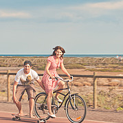 Z naszym rowerem na plażowym cruiseru do naszego miejsca do surfowania w domu Jandia
